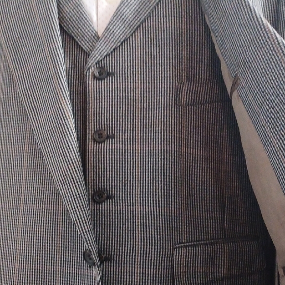 Classic Custom Men's Plaid Gray 3-Piece Suit, 42L / 36W x 32L - Picture 9 of 16